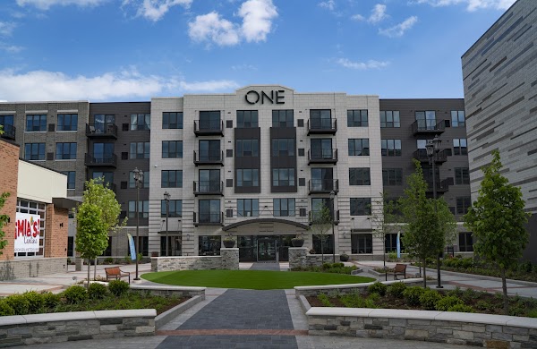 ONE Wheeling Town Center apartments in Arlington Heights, IL