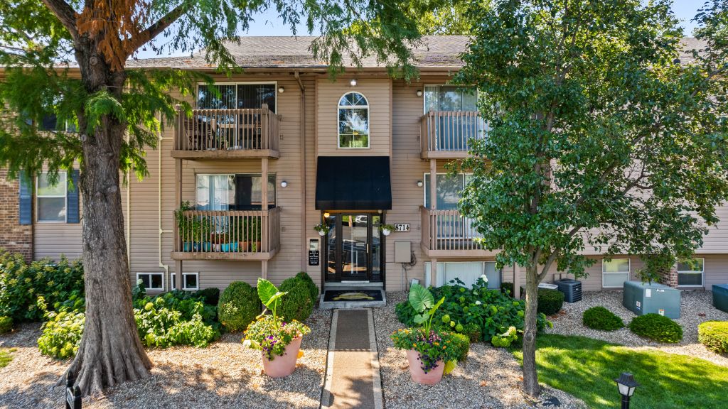 The Retreat at Mill Creek apartments in Lenexa, KS
