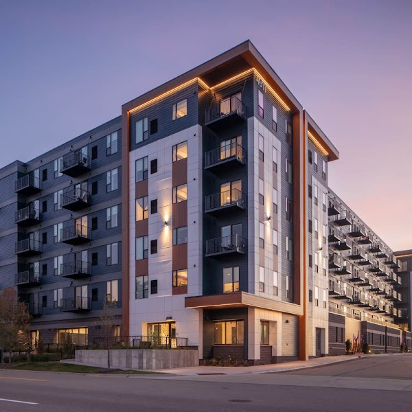 Oaks Pentagon Village apartments in Bloomington MN