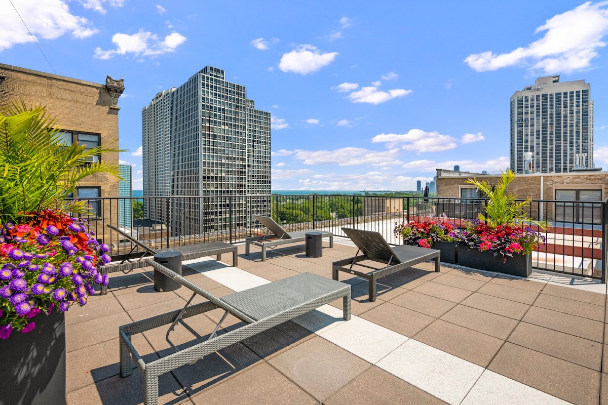 Reside on Surf apartments in Chicago, IL