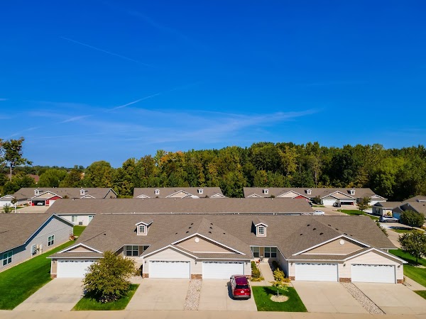 Redwood Shelby Township apartments in Sterling Heights MI