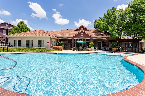 eaves Twin Creeks apartments in Allen TX