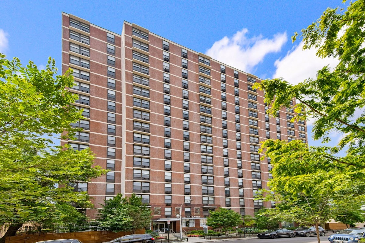 Reside on Barry apartments in Chicago, IL