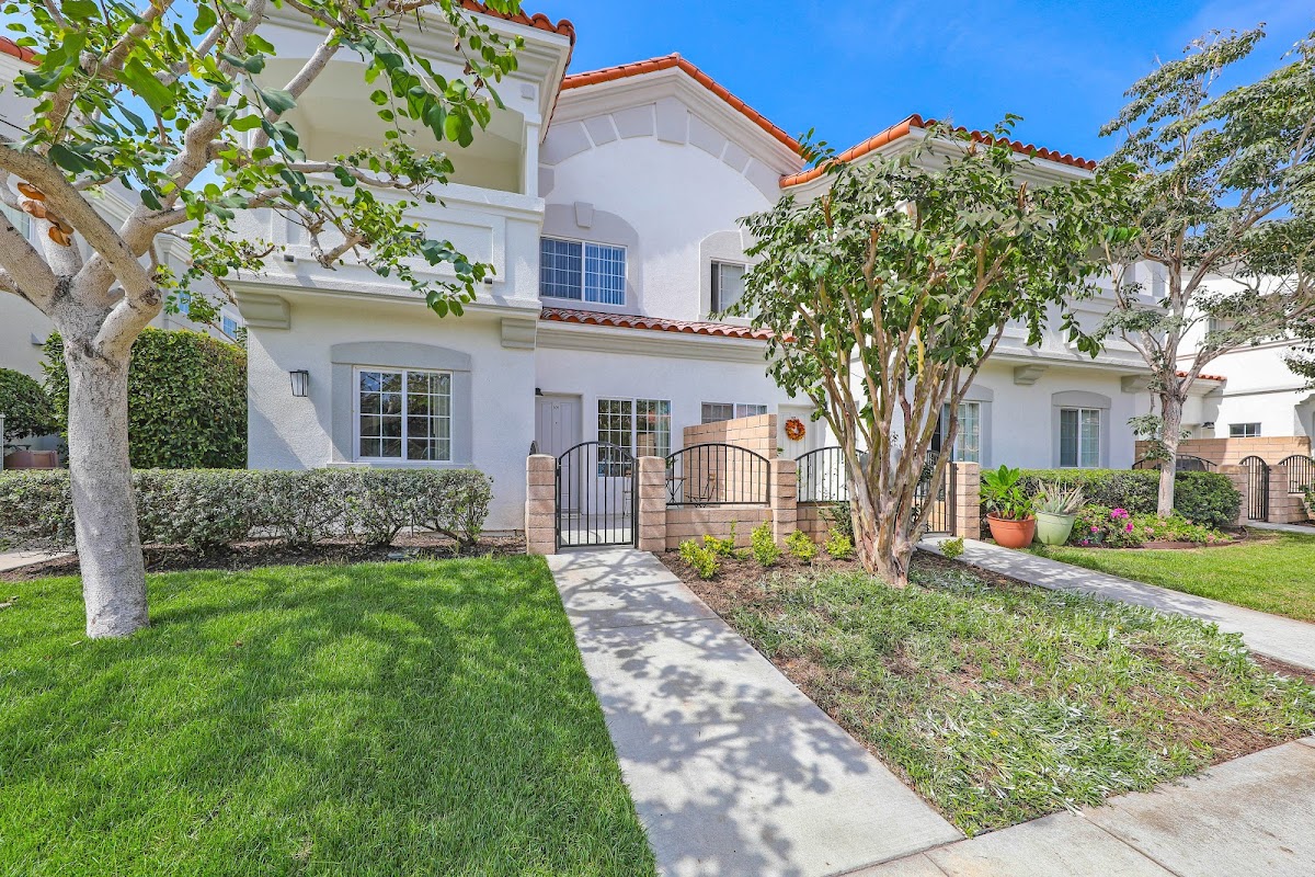 Pacific Breeze Townhomes apartments in Huntington Beach CA