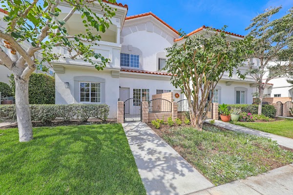 Pacific Breeze Townhomes apartments in Huntington Beach CA