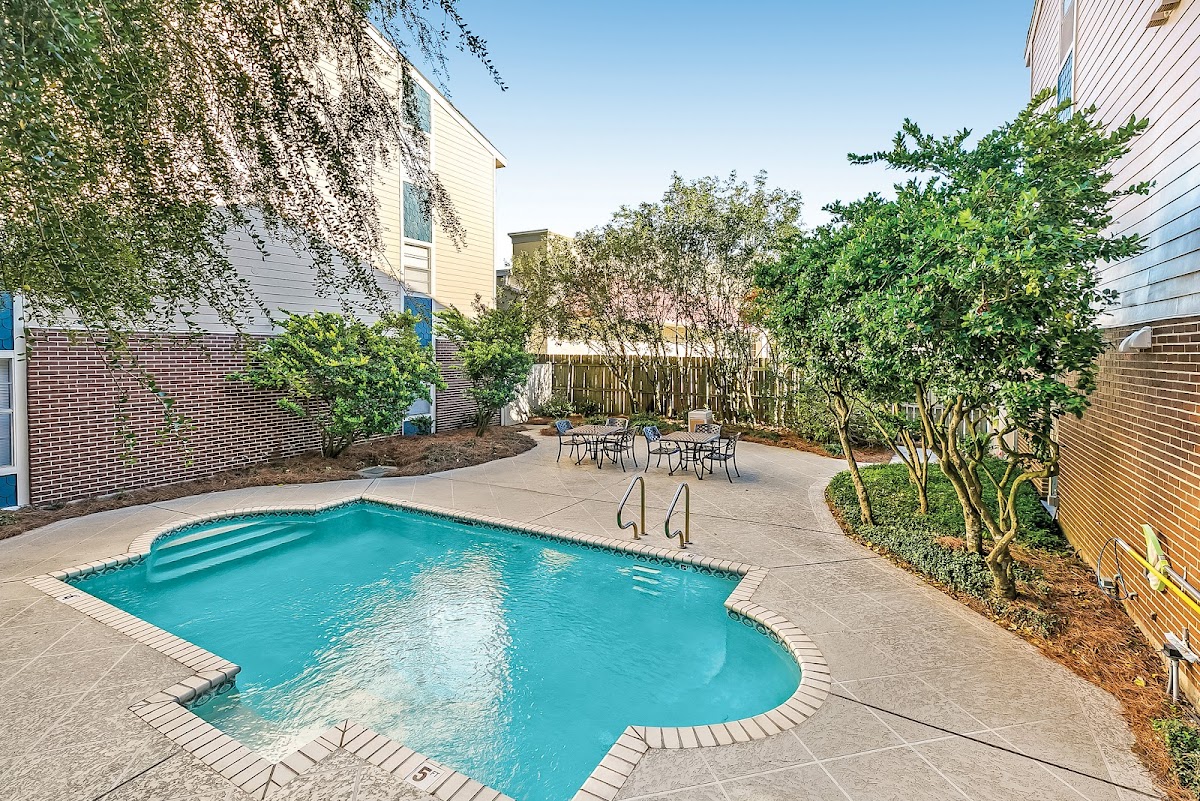 Riverwood apartments in Kenner, LA