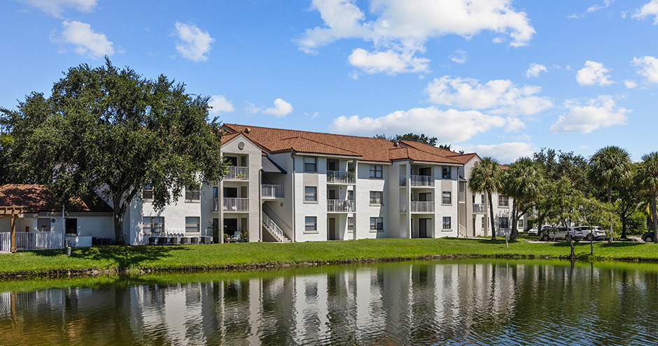 La Vue at Emerald Pointe apartments in Hollywood FL