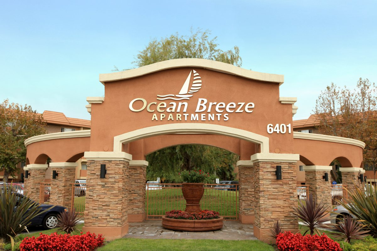 Ocean Breeze Villas apartments in Huntington Beach CA