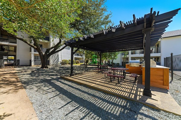 Meadows on Amanda Lane apartments in Dallas TX