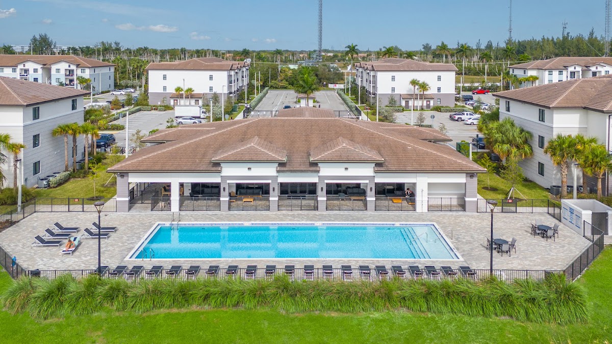 Vista Lago apartments in Hollywood FL
