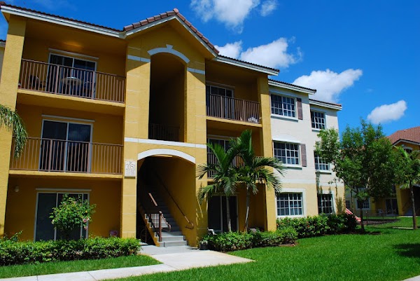 Eagle Pointe apartments in Pompano Beach FL