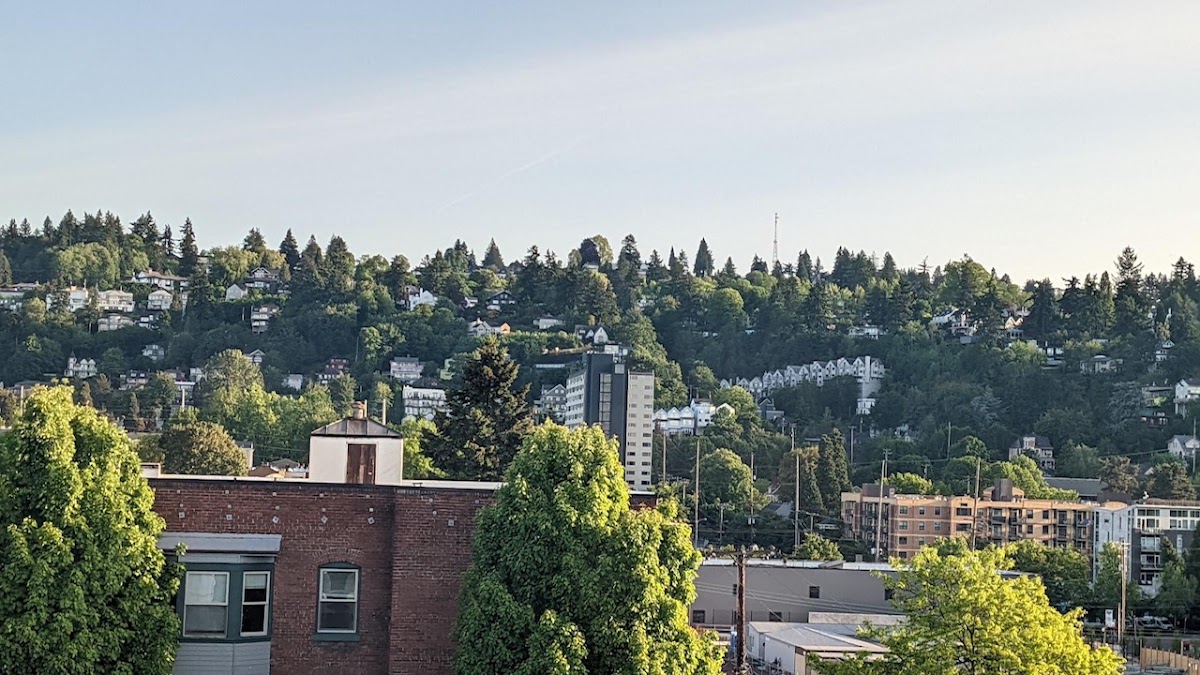 North Hollow apartments in Portland, OR