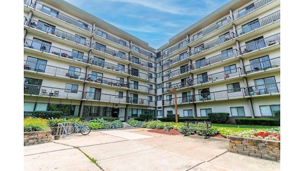 Farmington Place apartments in Farmington Hills MI
