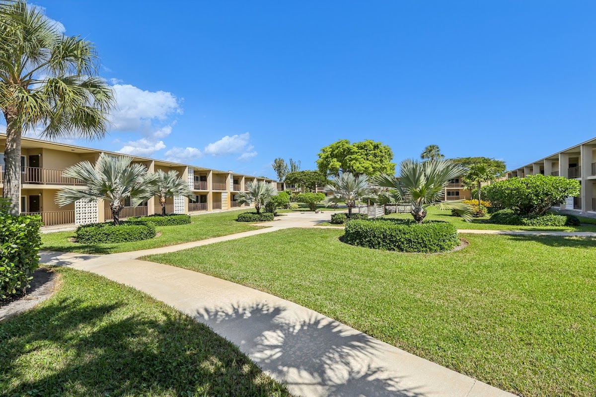 Cynthia Gardens apartments in Boca Raton FL