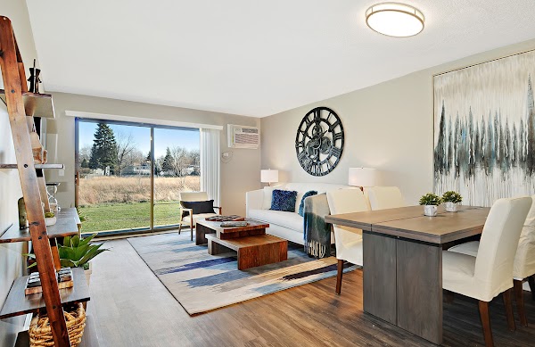 Fifteen 98 Naperville Apartment Homes apartments in Naperville IL