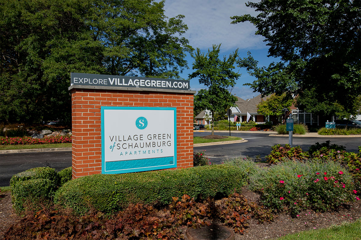 Village Green of Schaumburg apartments in Schaumburg IL