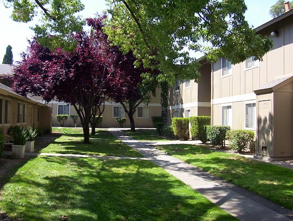 Birdcage Village apartments in Citrus Heights CA