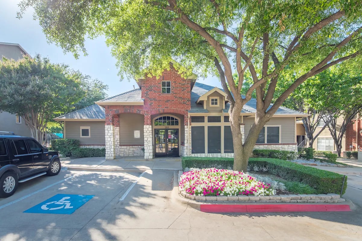 Vista Springs apartments in Lewisville, TX