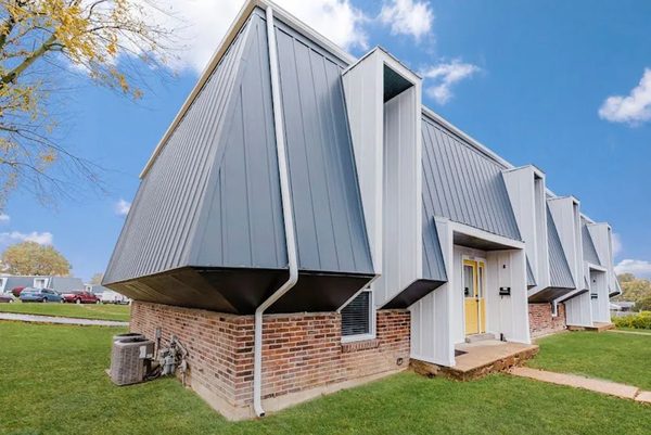 Chateau Du Mont Townhomes apartments in St Charles, MO