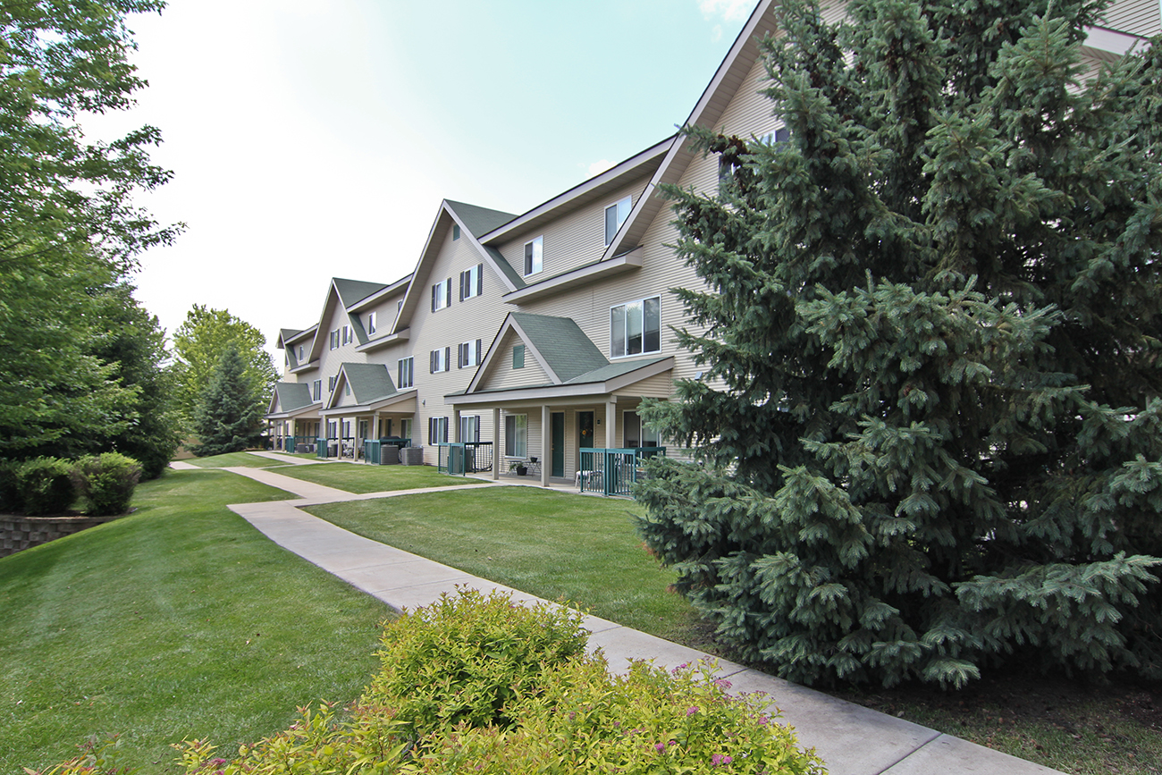 Promenade Oaks Townhomes apartments in Eagan, MN