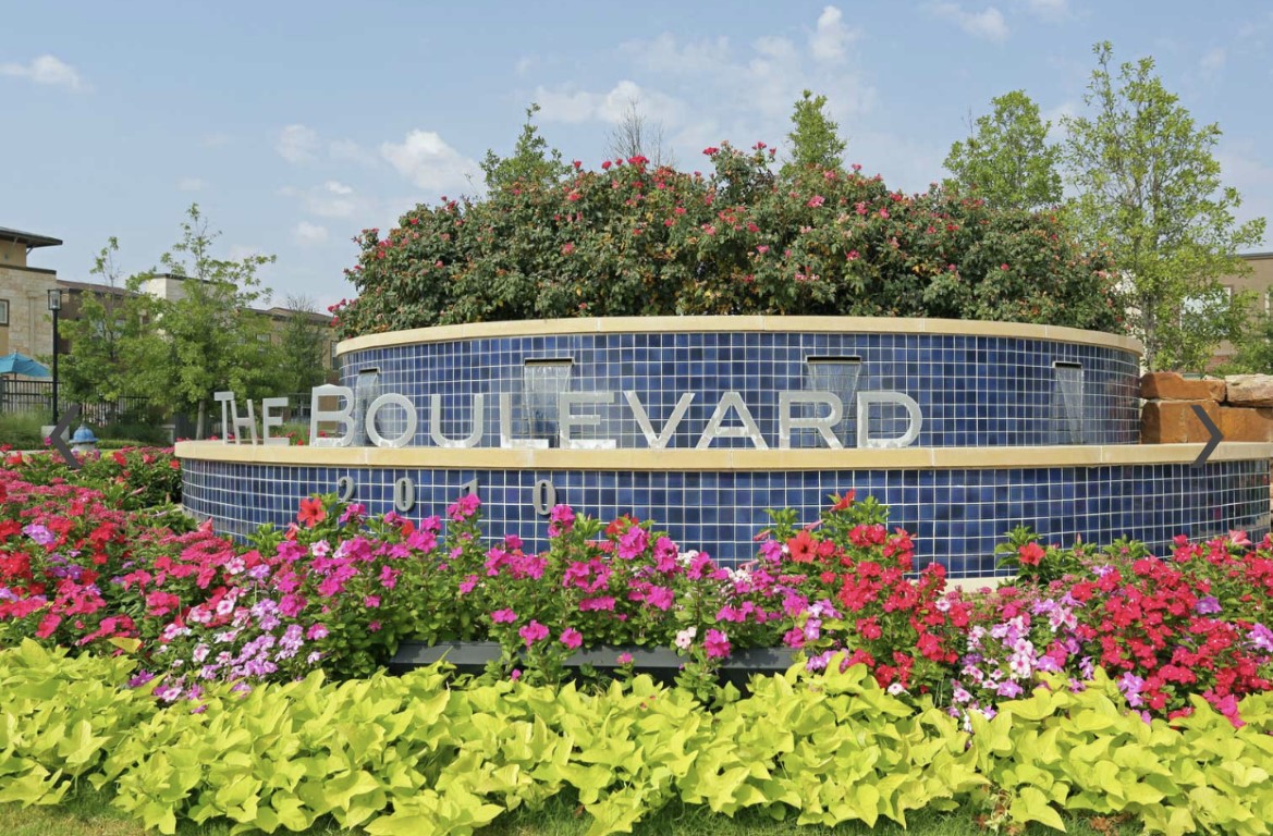 Oxford at The Boulevard apartments in Addison, TX