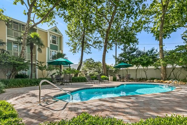 Frenchman's Creek apartments in Kenner, LA