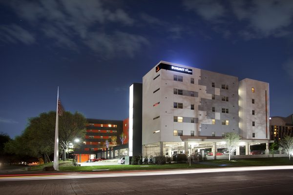 Summit Parque apartments in Dallas, TX