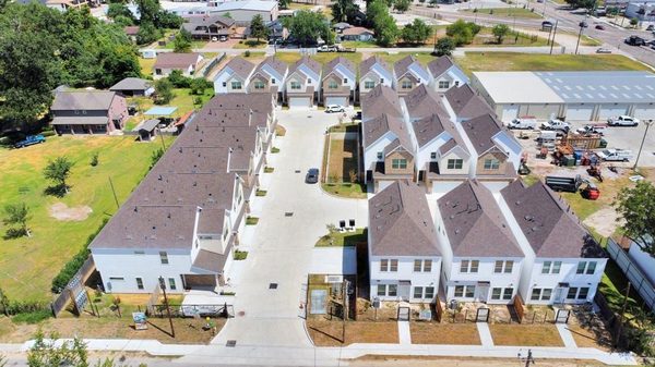 Alumbra International Properties apartments in Houston, TX