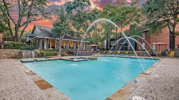 Cottonwood apartments in Dallas, TX
