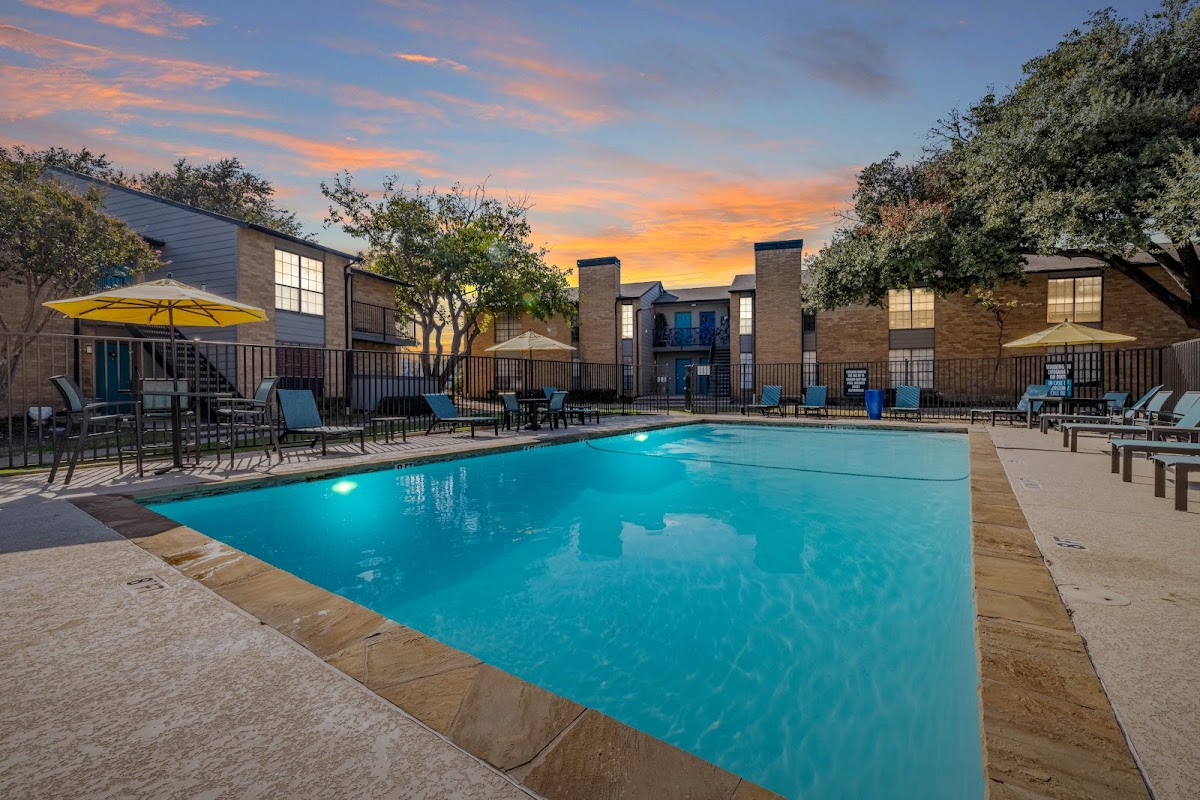 La Mirada Apartments apartments in Addison, TX