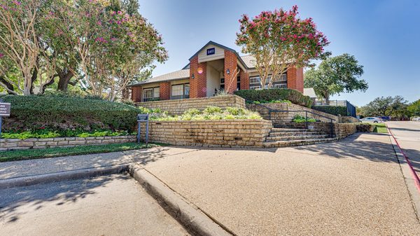 Paces Crossing apartments in Addison, TX