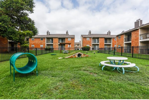 Creekside Village apartments in Addison, TX
