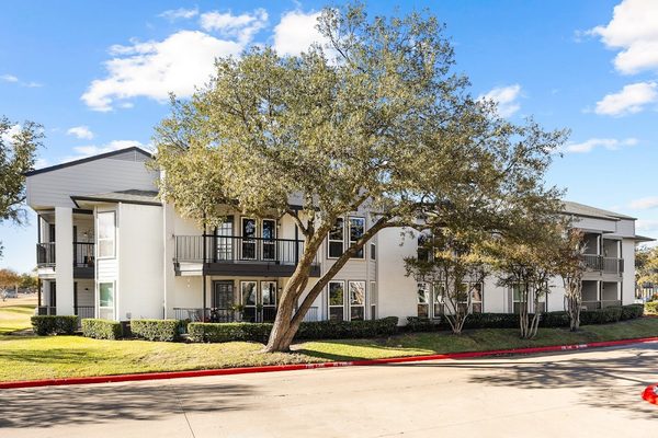 Bellevue at Spring Creek apartments in Addison, TX