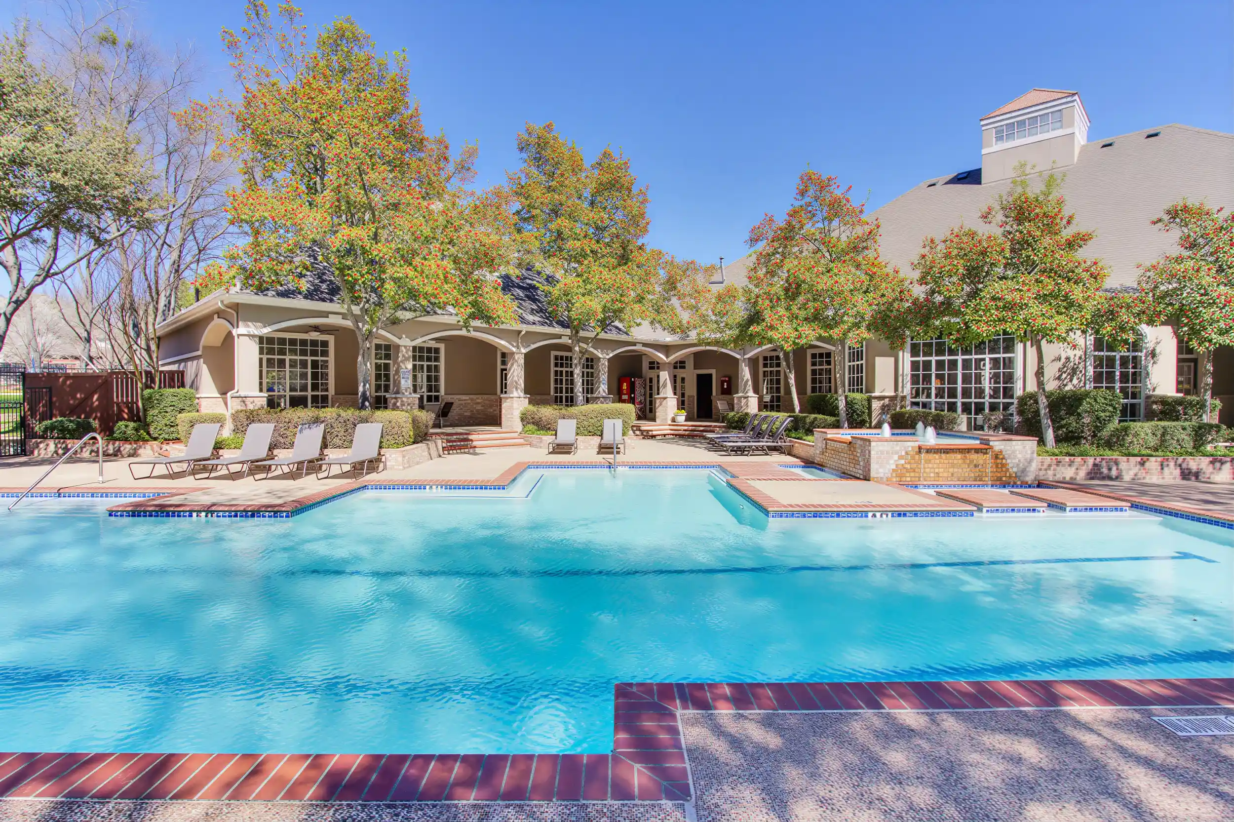 Colonnade at Willow Bend apartments in Addison, TX