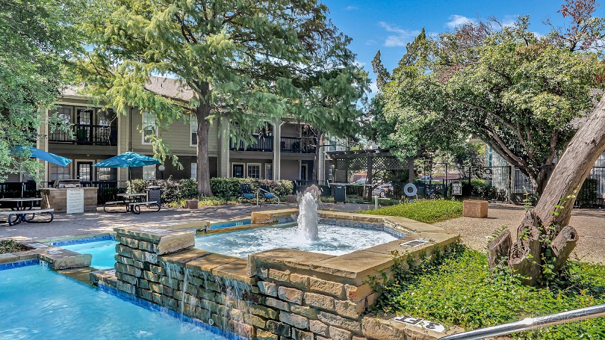 The Willows on Rosemeade apartments in Addison, TX