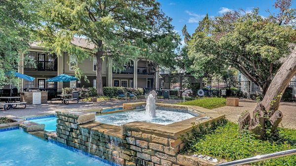 The Willows on Rosemeade apartments in Addison, TX