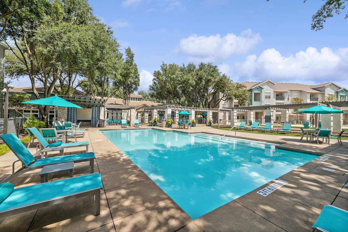 Essence North Dallas apartments in Addison, TX