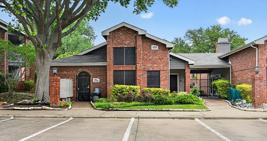 The Versailles Apartments apartments in Addison, TX