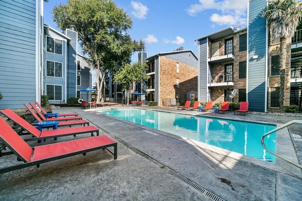 Landing at McCallum apartments in Addison, TX