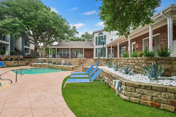 Collin Creek apartments in Addison, TX
