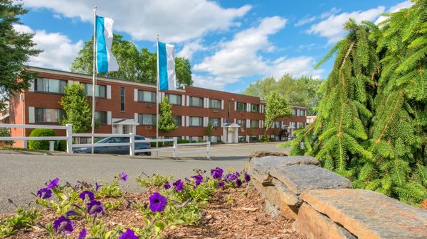 Country Manor apartments in Agawam, MA