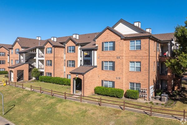 Skyway Villas apartments in Addison, TX