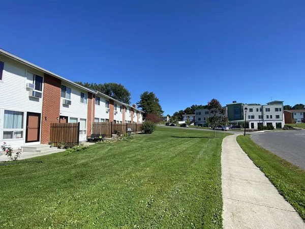 Holyoke Farms apartments in Agawam, MA