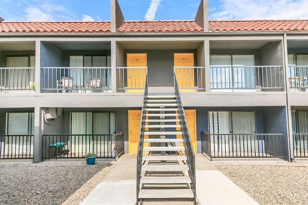 Las Brisas apartments in Albuquerque, NM