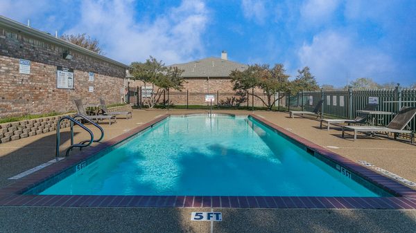 Shiloh Park apartments in Addison, TX