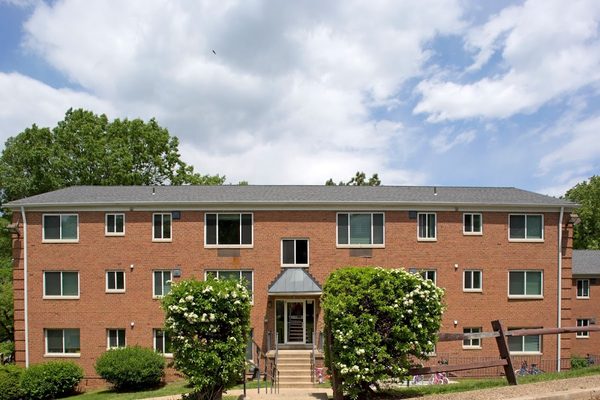 Columbia Grove apartments in Alexandria, VA