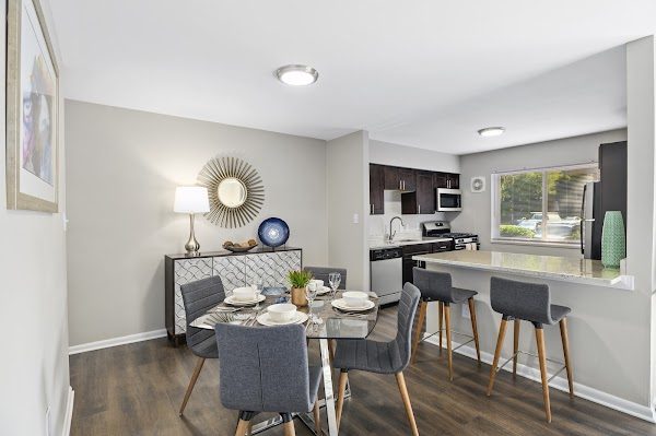Crystal Woods apartments in Alexandria, VA