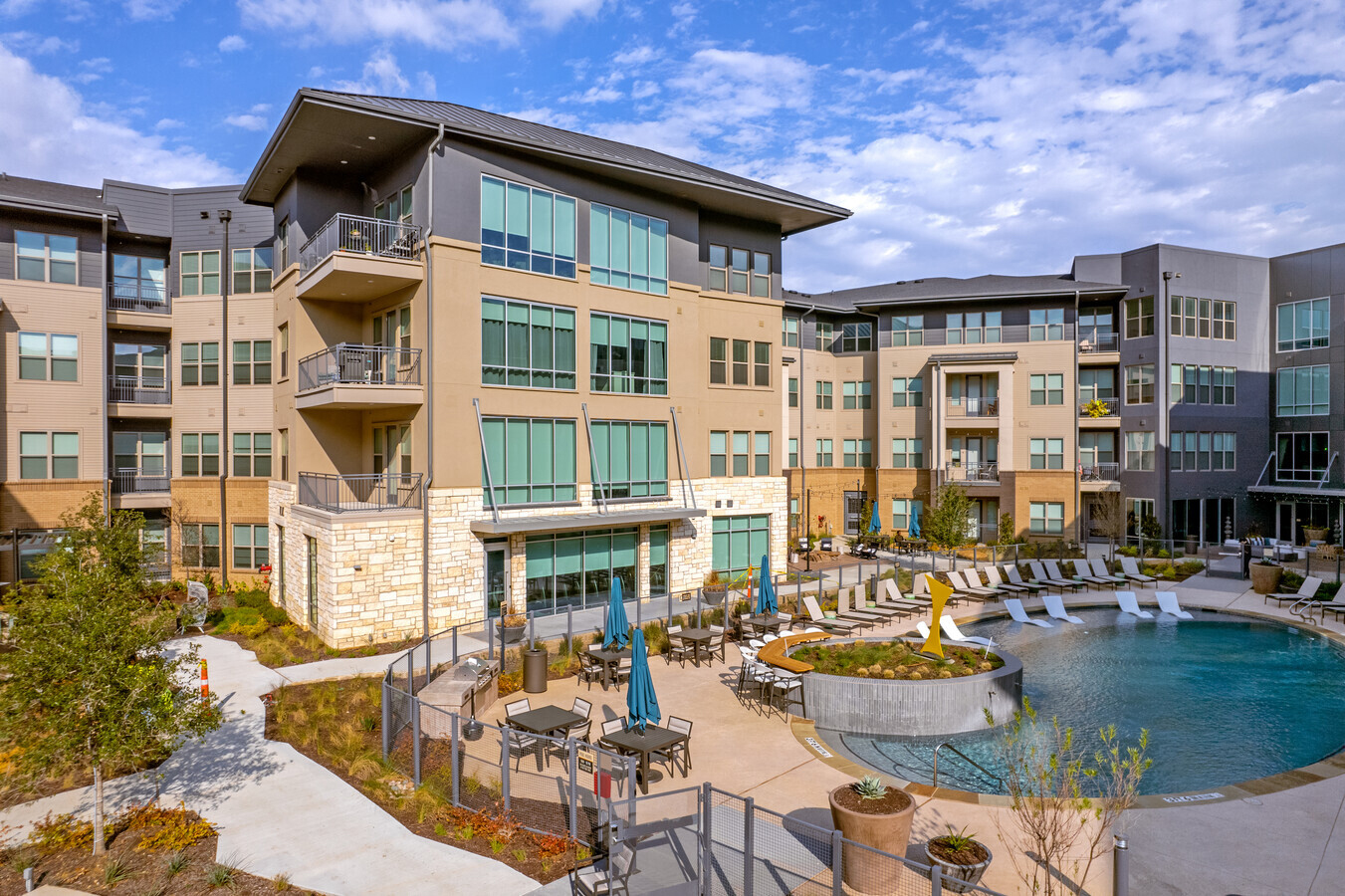 The Truman at Arlington Commons apartments in Arlington, TX
