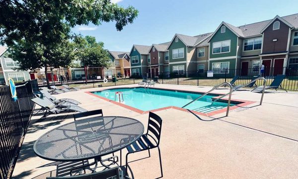 Alameda Pointe apartments in Norman, OK