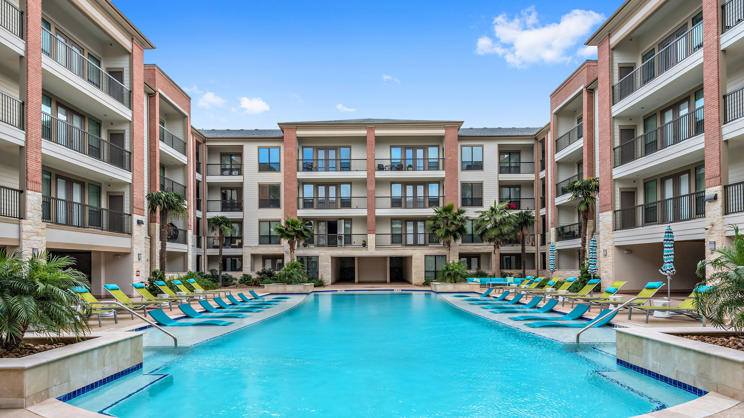 San Palmilla apartments in Webster, TX